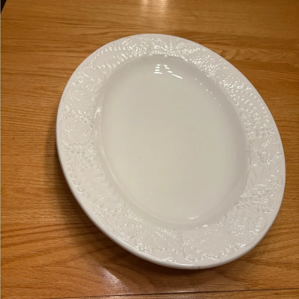 Pier 1 leaf patterned large platter, pattern PER 190 in white on white
